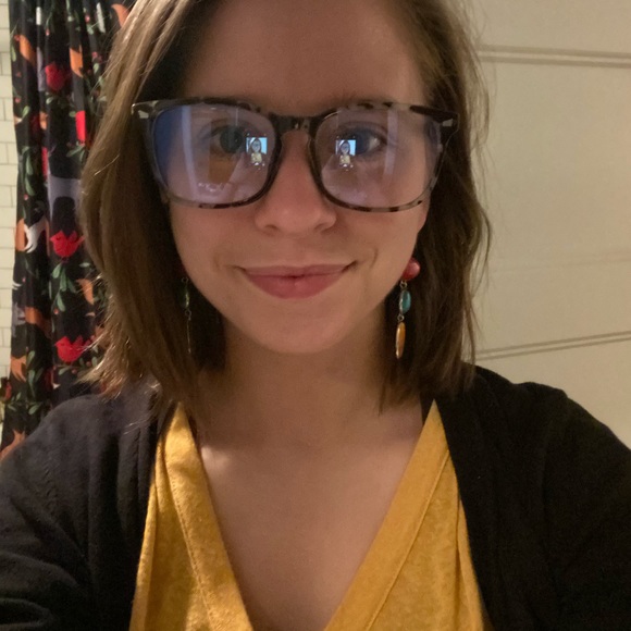 Meet your Posher, Courtney - Picture 2 of 3